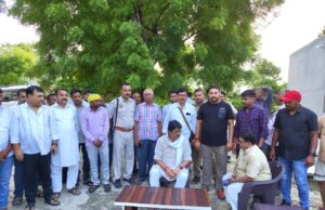 वरिष्ठ पत्रकार अजय पांडेय के घर शोक संवेदना जताने पहुंचे राजा भइया