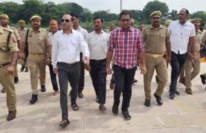 बेलखरनाथ धाम में जिलाधिकारी व पुलिस अधीक्षक ने सुरक्षा व्यवस्था का किया निरीक्षण