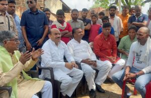 एससी एसटी आयोग पूर्व सदस्य किशन ने मृतक प्रधान के परिजनों से की मुलाकात