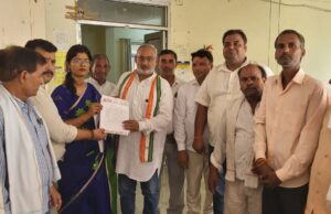 मुकदमे को लेकर कांग्रेसियों ने राज्यपाल को संबोधित तहसीलदार को सौंपा ज्ञापन