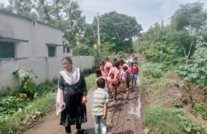 रास्ते मे भरा पानी प्राइमरी के बच्चो को स्कूल जाने मे हो रही परेशानी