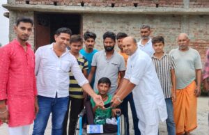 कलाकार दिव्यांग मनोज को मिला स्मार्ट फोन