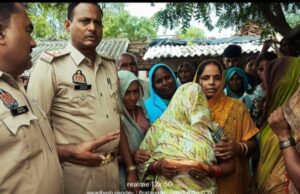 सड़क दुर्घटना में मृत चौकीदार की पत्नी को थाना अध्यक्ष ने 50 हजार कि मदद