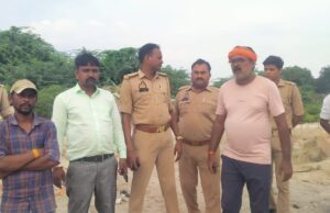 मृतक चौकीदार के अंतिमसंस्कार में शामिल हुए पुलिस कर्मि