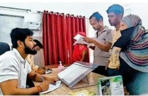 जिला अस्पताल में मरीज का इलाज करते डॉक्टर शांतनु निगम