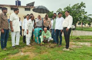 पौधरोपण, सम्मान तथा मिठाई बांटकर मनाया गया सांसद प्रमोद तिवारी का जन्मदिन