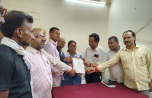 श्रद्धालुओं की सुविधाओं को लेकर करपात्री सेवा संस्थान ने सौंपा ज्ञापन