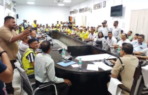 कावड़ यात्रा के लिए एसएसपी ने की सिविल डिफेंस के लोगों के साथ बैठक