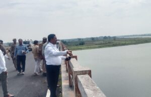 जिलाधिकारी ने सिकरोडी स्थित यमुना नदी के बढ़ते जलस्तर का किया मुआयना