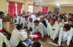 अधिवक्ताओं ने डीएम को संबोधित ज्ञापन में मजिस्ट्रेटी जांच की उठायी मांग