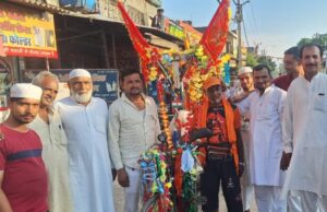 मुस्लिम समाज के लोगो ने मुँह मीठा कर हरिद्वार रवाना किया शिव भक्त