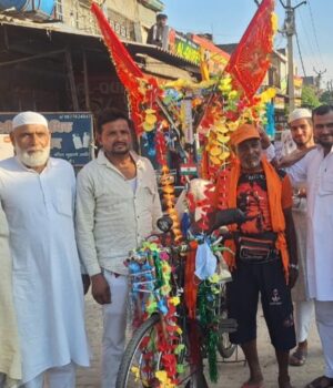 मुस्लिम समाज के लोगो ने मुँह मीठा कर हरिद्वार रवाना किया शिव भक्त