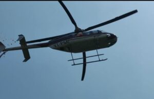 महापौर एवं नगरायुक्त ने की हेलीकॉप्टर से कांवड़ियों पर पुष्प वर्षा