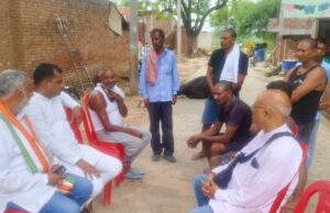 कांग्रेस कमेटी पहुंची प्रधान शंभू दयाल के घर