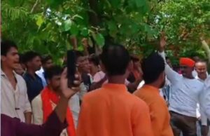 बजरंग दल के कार्यकर्ताओं ने हुसैनगंज थाना का किया घेराव कर