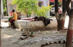 असोथर थाना परिसर में फरियादी महिला चबूतरे पर लेटी, बदहाल व्यवस्था पर उठे सवाल