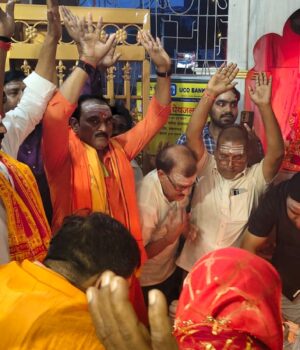 ओम नमः शिवाय का जाप करते हुए महानगर अध्यक्ष ने किया रुद्राभिषेक