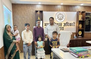 सीडीओ ने बच्चों को गोद मे लेकर की बातचीत