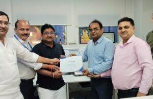 सर्व श्रेष्ठ ग्राहक ज्ञानेश्वर उर्फ ज्ञानी जायसवाल को बैंक ने किया सम्मानित