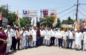 किसानों की समस्याओं को लेकर सड़क पर उतरे कांग्रेस कार्यकर्ता
