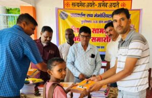 प्राथमिक व उच्च प्राथमिक विद्यालय धुरिया में बच्चों को वितरित हुई शिक्षण सामग्री
