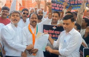 बिजली कटौती और डीएपी की समस्या पर कांग्रेसियों ने किया प्रदर्शन