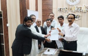 अलम नौंचदी कमेटी ने डीएम को सौंपा ज्ञापन,अव्यवस्था से कराया अवगत