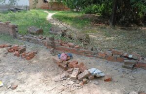 आरोपियों ने गिराई बाउंड्री,पीड़ित ने पुलिस से लगाई गुहार