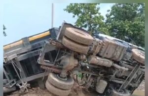 ओवरलोड मौरंग लदा ट्रक माइनर में पलटने से मार्ग बाधित सिंचाई व्यवस्था ठप