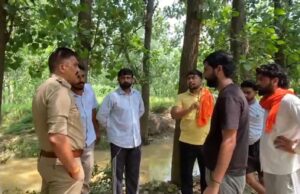 हिंडन नदी में बोरों में मिले गौवंश के अवशेष,छत्रपति शिवाजी सेना कार्यकर्ताओं ने किया हंगामा