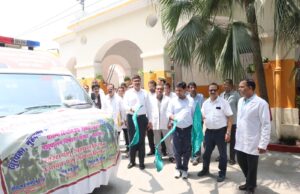 जिलाधिकारी ने मोबाईल पशु चिकित्सालय वैन को दिखाई हरी झण्डी