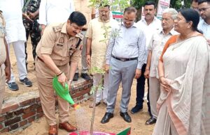 डीएम एसएसपी एवं सदर विधायिका ने किया वृक्षरोपण एक पेड़ माँ के नाम