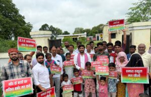सपा ने मर्ज व बन्द किये गए स्कूलों में बच्चों अभिभावकों के समर्थन में किया प्रदर्शन