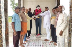 कारगिल मे शहीद हुए दोनों शहीदों की प्रतिमा पर माल्यार्पण किया:प्रशांत