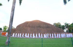 थाई महाराजा के जयंती के उपलक्ष्य में भिक्षुओं और उपासकों ने किया पूजन