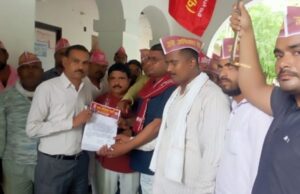 स्कूल मर्ज किये जाने के विरोध में जनाधिकार पार्टी ने अतिरिक्त मजिस्ट्रेट को सौपा ज्ञापन