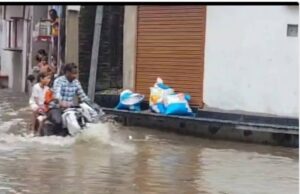 मूसलाधार बारिश से गलियां बनीं तालाब, लोगों को गर्मी से मिली राहत