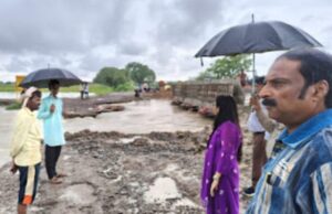 कोंच-एट मार्ग पर निर्माणाधीन पुलिया से अस्थाई संपर्क मार्ग कटा, प्रशासन ने किया रूट डायवर्ट