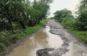सात मील से हरदोई गूजर सड़क से मिलाने वाली 8 किलो मीटर की सड़क गड्ढों में तब्दील