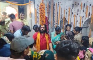 भक्त ने सजाया बाबा का दिव्य दरबार