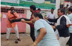 व्यापारियों का आक्रोश,विरोध कर रहे दुकानदारों से ठेकेदार ने की मारपीट
