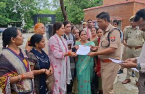 डिंपल यादव पर अभद्र टिप्पणी के विरोध में सपा महिला सभा ने एएसपी को सौंपा ज्ञापन