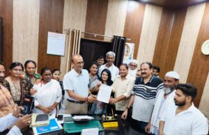 नगरपालिका अधिषाशी अधिकारी को व्यापार मंडल ने सौंपा ज्ञापन