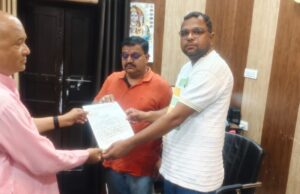 नगरपालिका अधिशाषी अधिकारी को कांग्रेस कमेटी सदस्य प्रशांत तिवारी ने दिया ज्ञापन