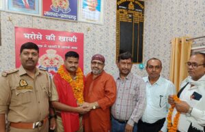 कोतवाली देहात के नये प्रभारी निरीक्षक को अधिवक्ताओं व व्यापारियों ने किया सम्मानित