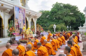 भिक्षुओं ने पूजा कर की थाई महाराजा रामा दसवें के दीर्घायु की कामना