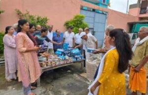 सनशाइन क्लब ने चरण पादुकाएं वितरित की