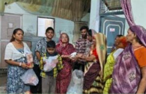 पुण्यतिथि पर वृद्धाश्रम में की खाद्य सामग्री वितरित