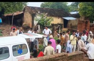 दंपती को सांप के डसने से पति कि मृत्यु पत्नी कि अस्पताल जाते समय हुई मृत्यु