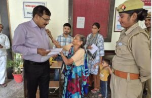 90 वर्षीय वृद्धा पहुंची शिकायत लेकर डीएम के पास